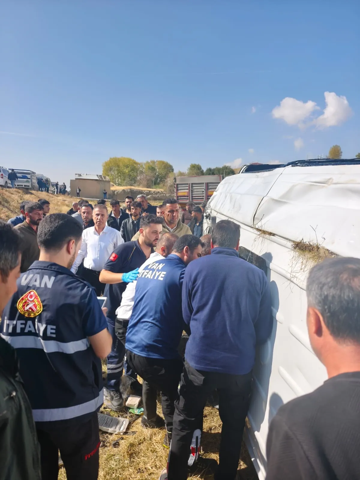 Van'da dehşet anları: Şarampole yuvarlanan minibüsten 11 yaralı çıktı