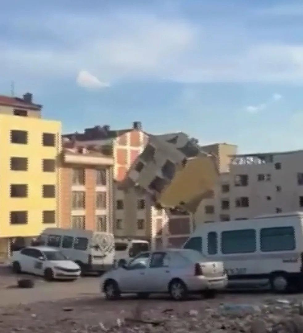 Bayrampaşa'da kentsel dönüşüm yıkımında korku dolu anlar: Bina havada asılı kaldı
