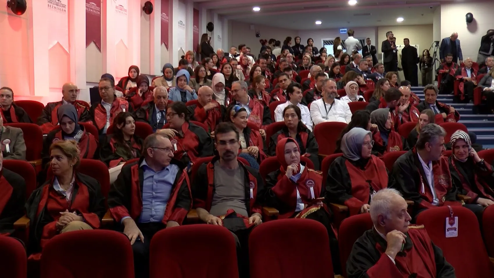 Bakan Memişoğlu'ndan gençlere çağrı: Sağlıkta yeni bir devrim için laboratuvarlara girin