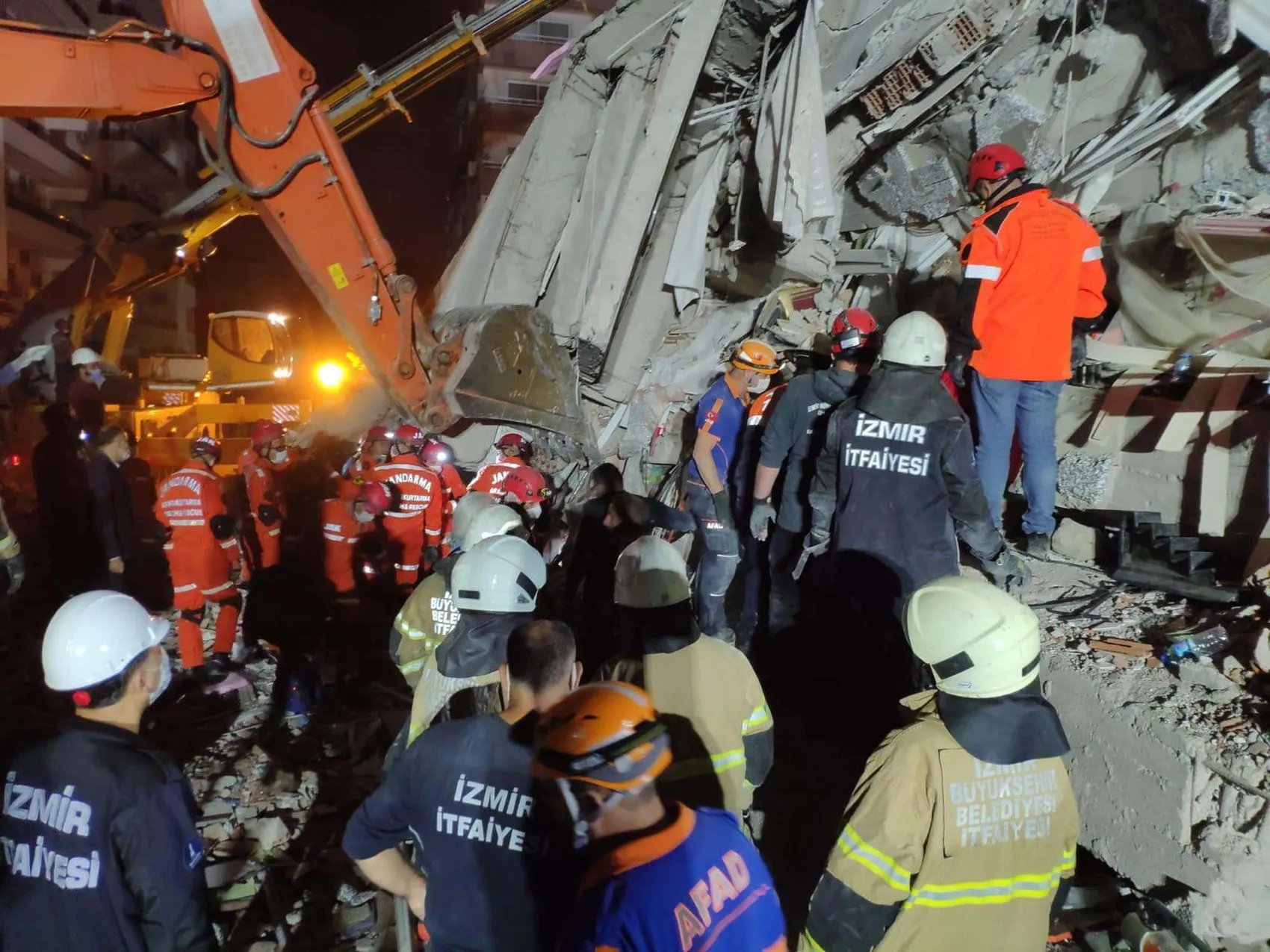 İzmir depreminin görünmez kahramanları: Enkaz başında hem kendi korkularını hem de beton yığınlarını aştılar