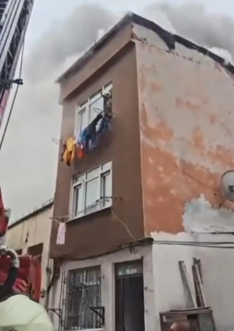 Aksaray'da korku dolu anlar: Teras katında başlayan yangın komşu binaya sıçradı