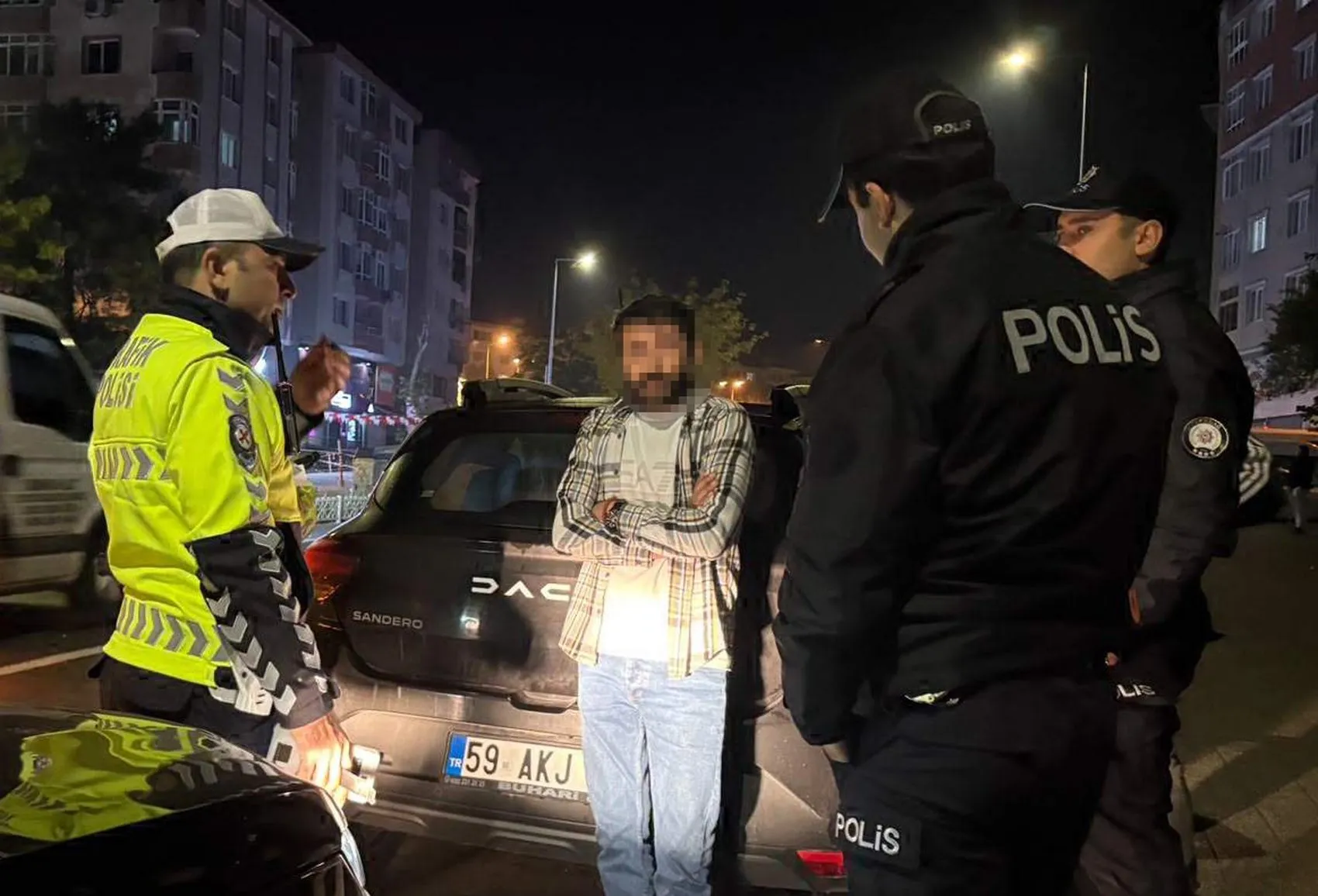 Polis durdurdu, önce kaçmaya çalıştı sonra okuma yazma bilmediğini iddia etti