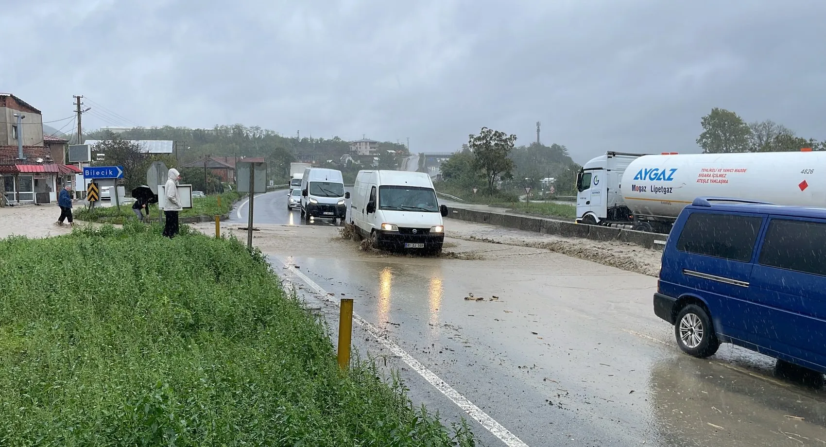 Sakarya'da sağanak kabusu: D-650 kara yolunda sürücüler zor anlar yaşadı