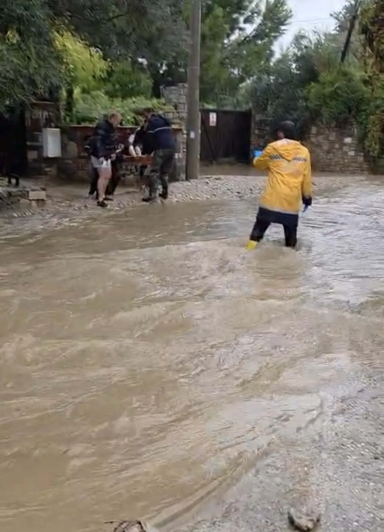 Bodrum'da kabus dolu anlar: Hamile kadın sel sularının arasında mahsur kaldı