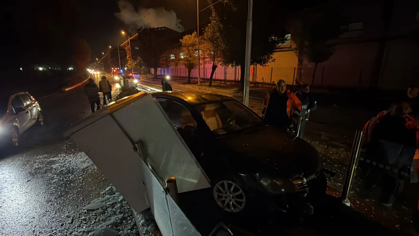 Eskişehir'de korkutan kaza: Kontrolden çıkan otomobil tramvay durağına girdi