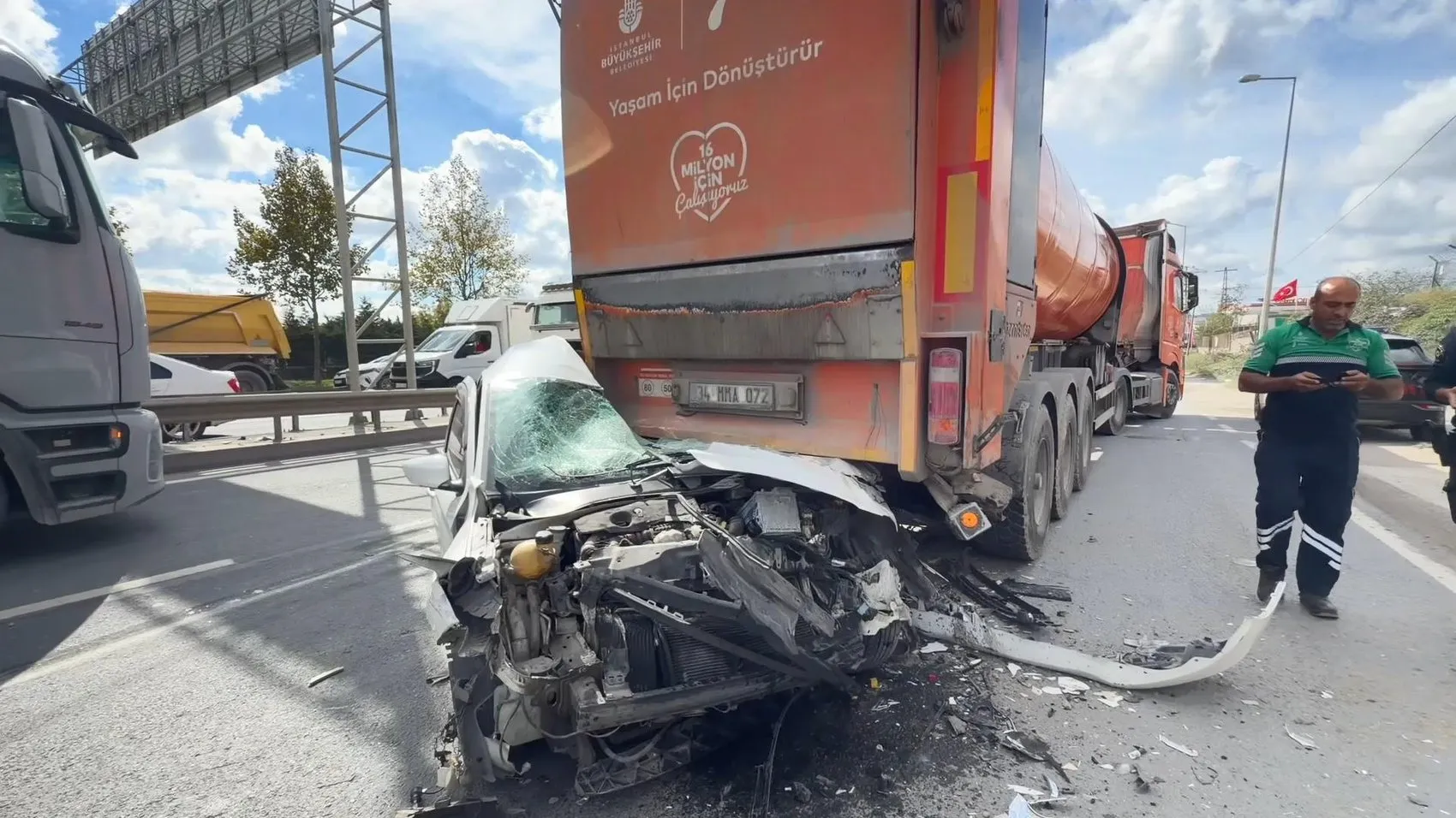 Arnavutköy'de zincirleme kaza: Otomobil iki ağır vasıta arasında hurdaya döndü
