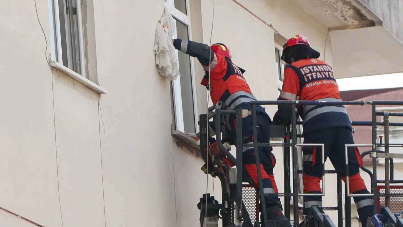 Maltepe'de zamana karşı yarış: 7 katlı binanın alt katları çöktü
