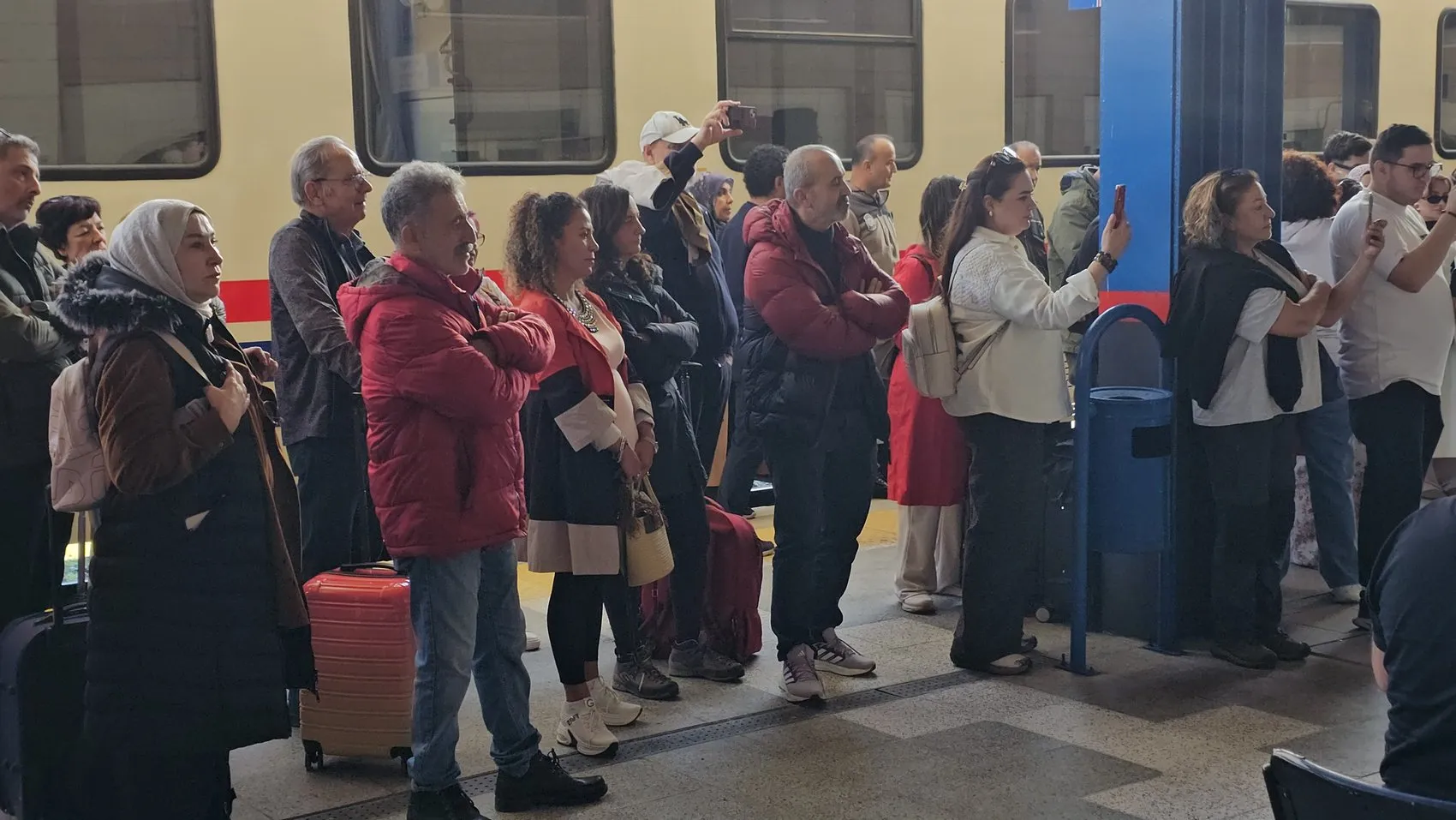 Zonguldak Garı'nda unutulmaz anlar: Madenci korosu turistleri böyle karşıladı