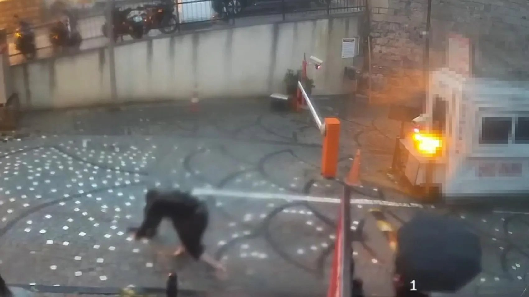 Fatih'te parkta yürürken gelen acı son: 14 yaşındaki çocuk elektrik akımına kurban gitti