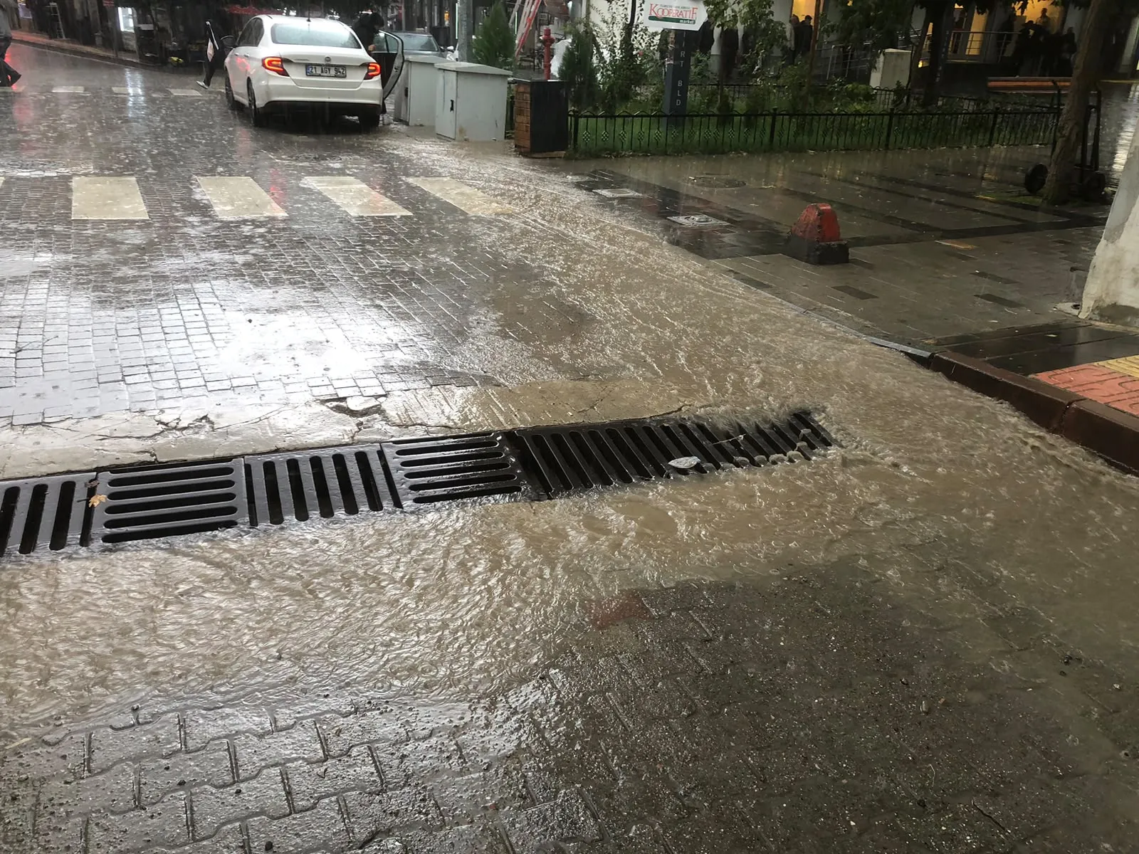 Siirt'te gökyüzü öfkesini kustu: Yıldırım düşen binada büyük hasar
