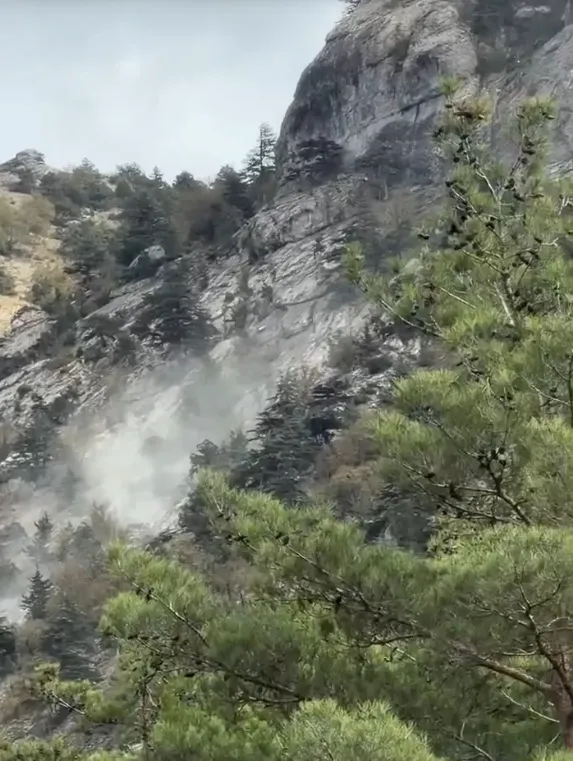 Adana'da deprem paniği: Hopka Dağı'ndan kopan dev kayalar dehşet saçtı