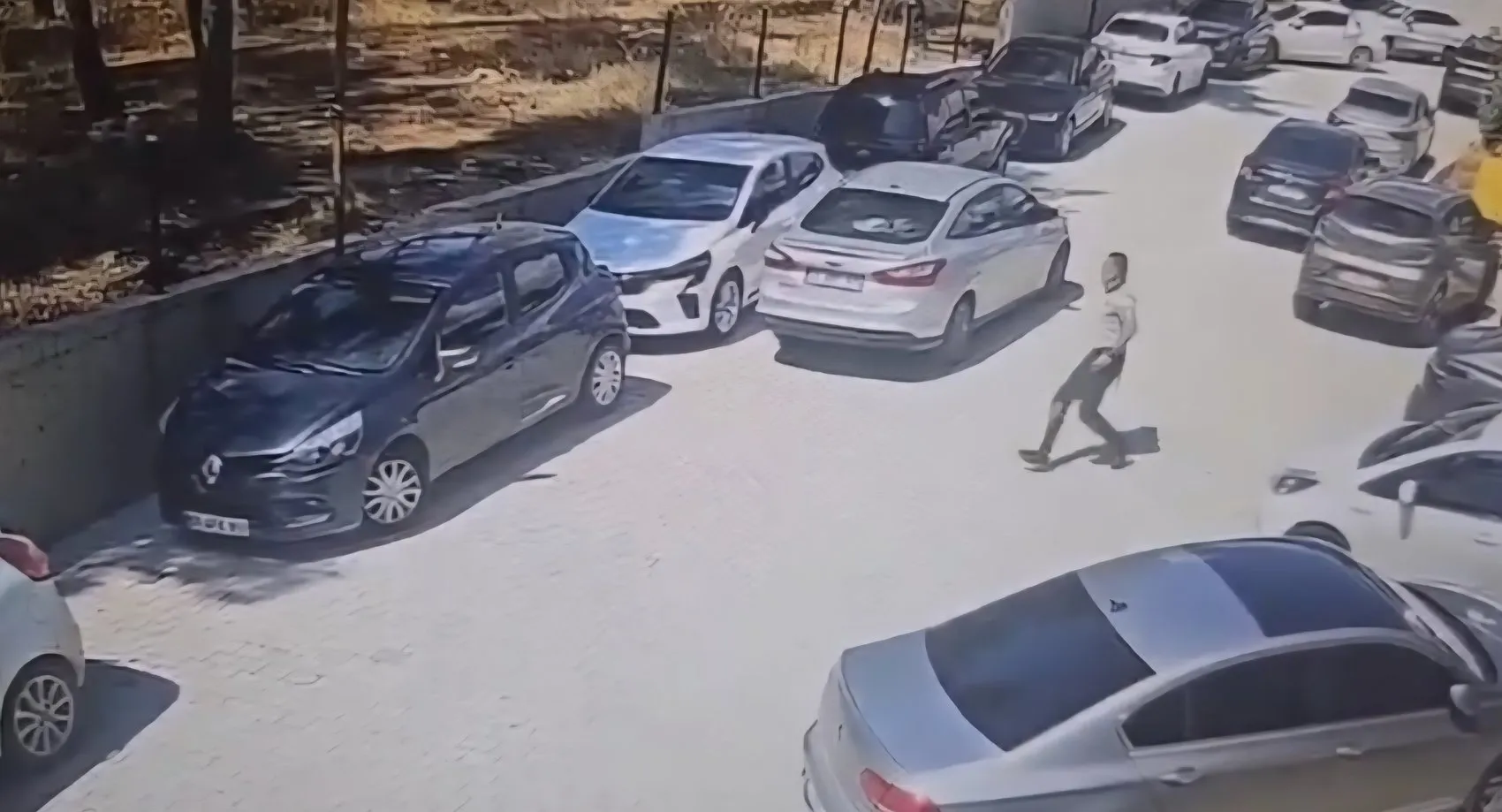 El frenini çekmeyi unuttu, otomobil kendi kendine yola çıktı: Güvenlik görevlilerinin refleksi faciayı önledi