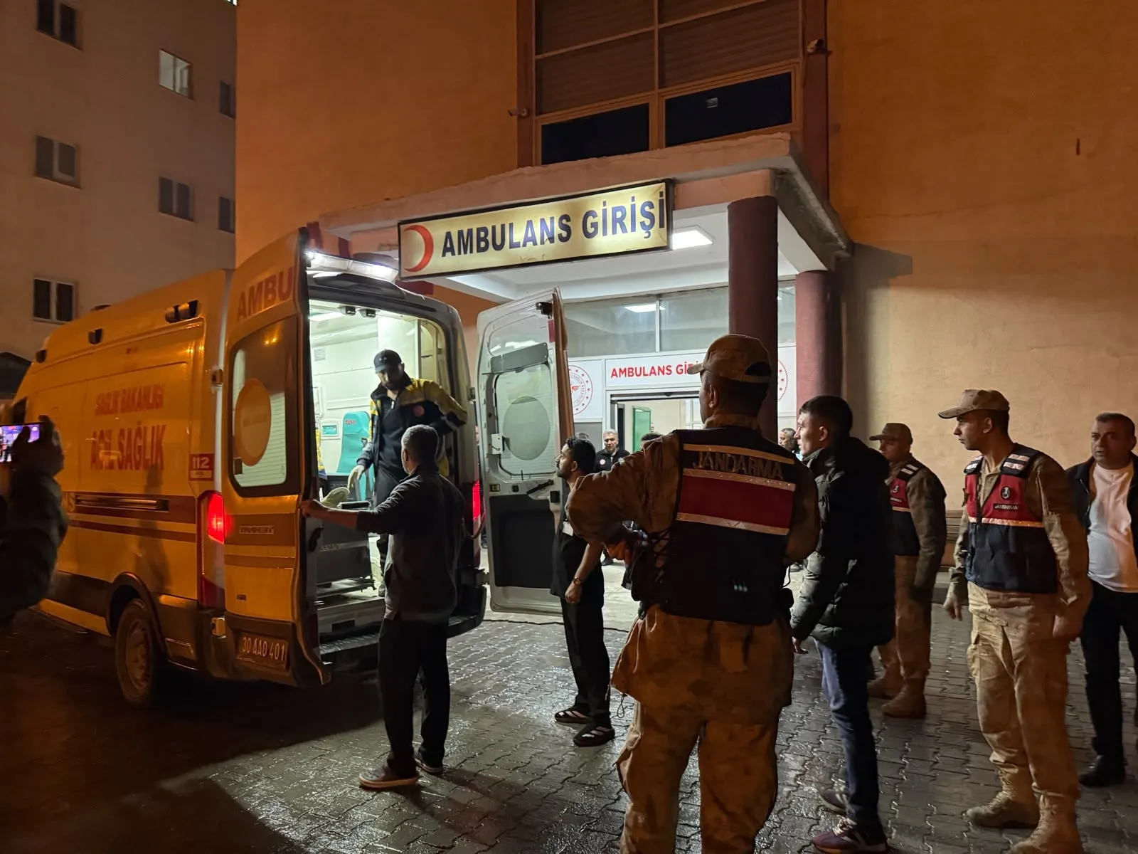 Jandarmadan kaçarken dereye uçtular: Kapasitesinin çok üzerinde yolcu taşıyan minibüs faciası