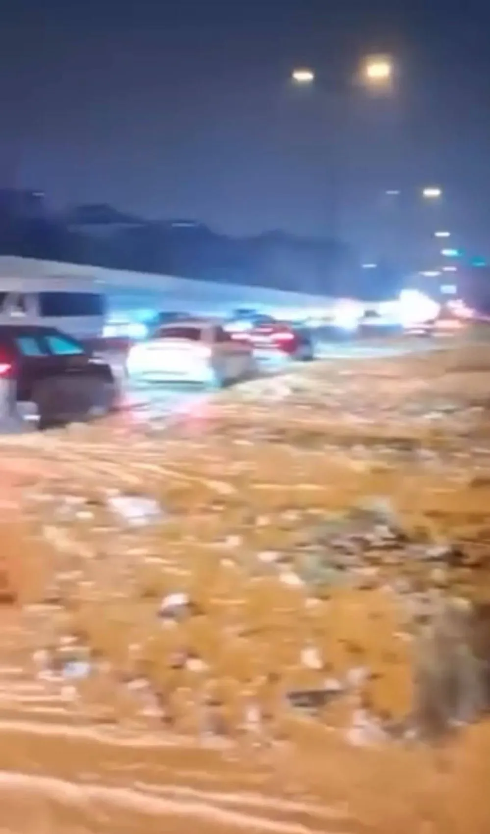 Kartal'da sağanak kabusu: TEM bağlantı yolunu çamur deryasına çevirdi