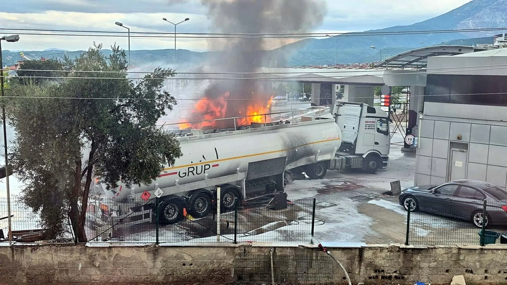 Denizli'de korku dolu anlar: Akaryakıt istasyonunda patlama sonrası alevler yükseldi
