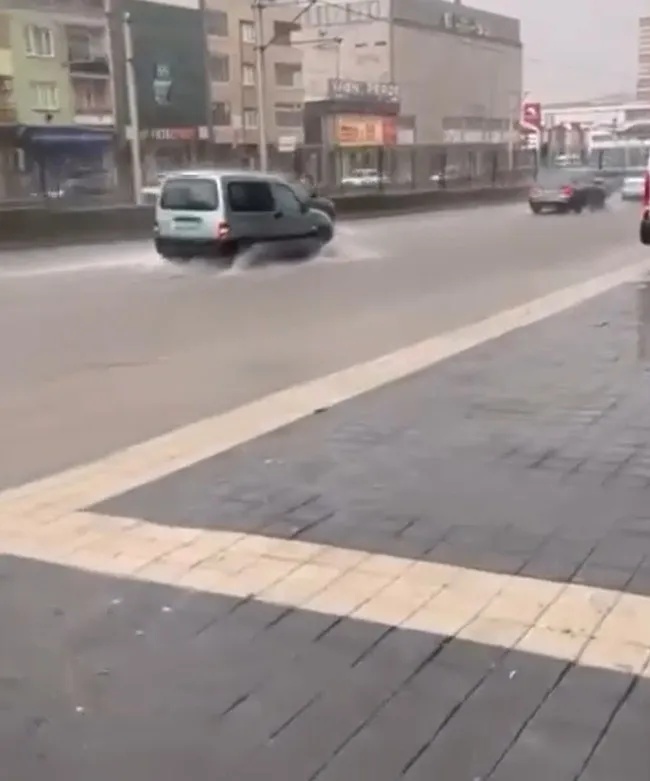 Bursa'da gökyüzü boşaldı: Şehir merkezinde ulaşım felç oldu