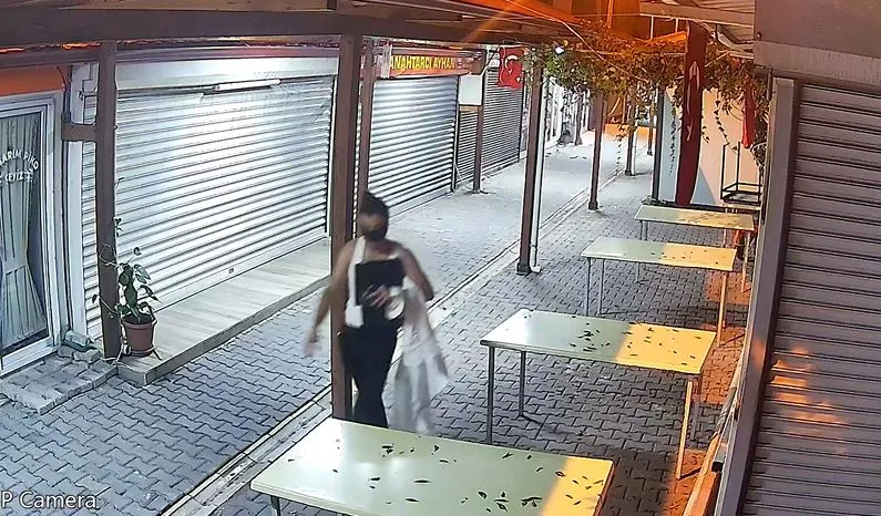 Kaldırım taşıyla çıktığı hırsızlık turunda eli boş dönünce yakayı ele verdi