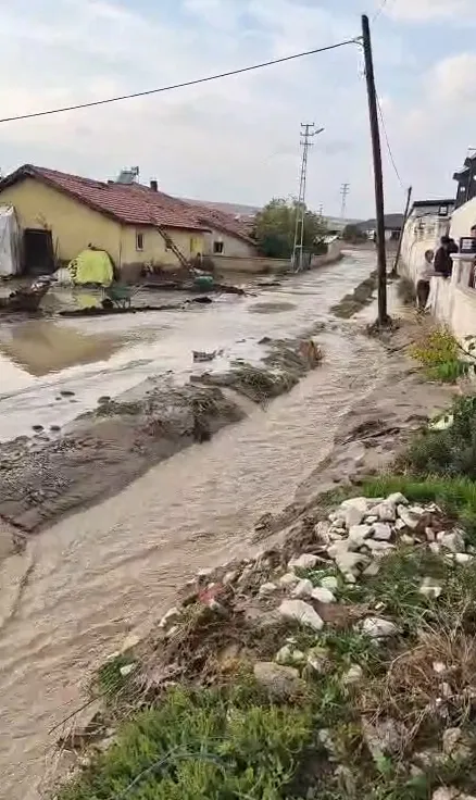 Bağlıkaya'da aniden bastıran sağanak hayatı felç etti: Dereler taştı, evleri su bastı