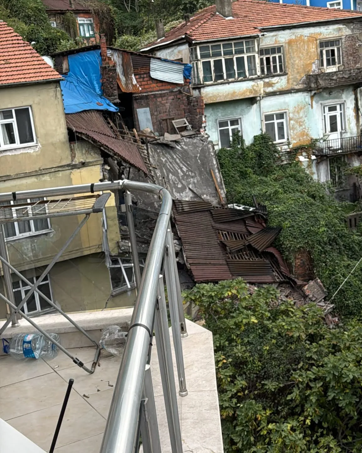Zonguldak'ta korkutan çöküş: Riskli yapı yerle bir oldu