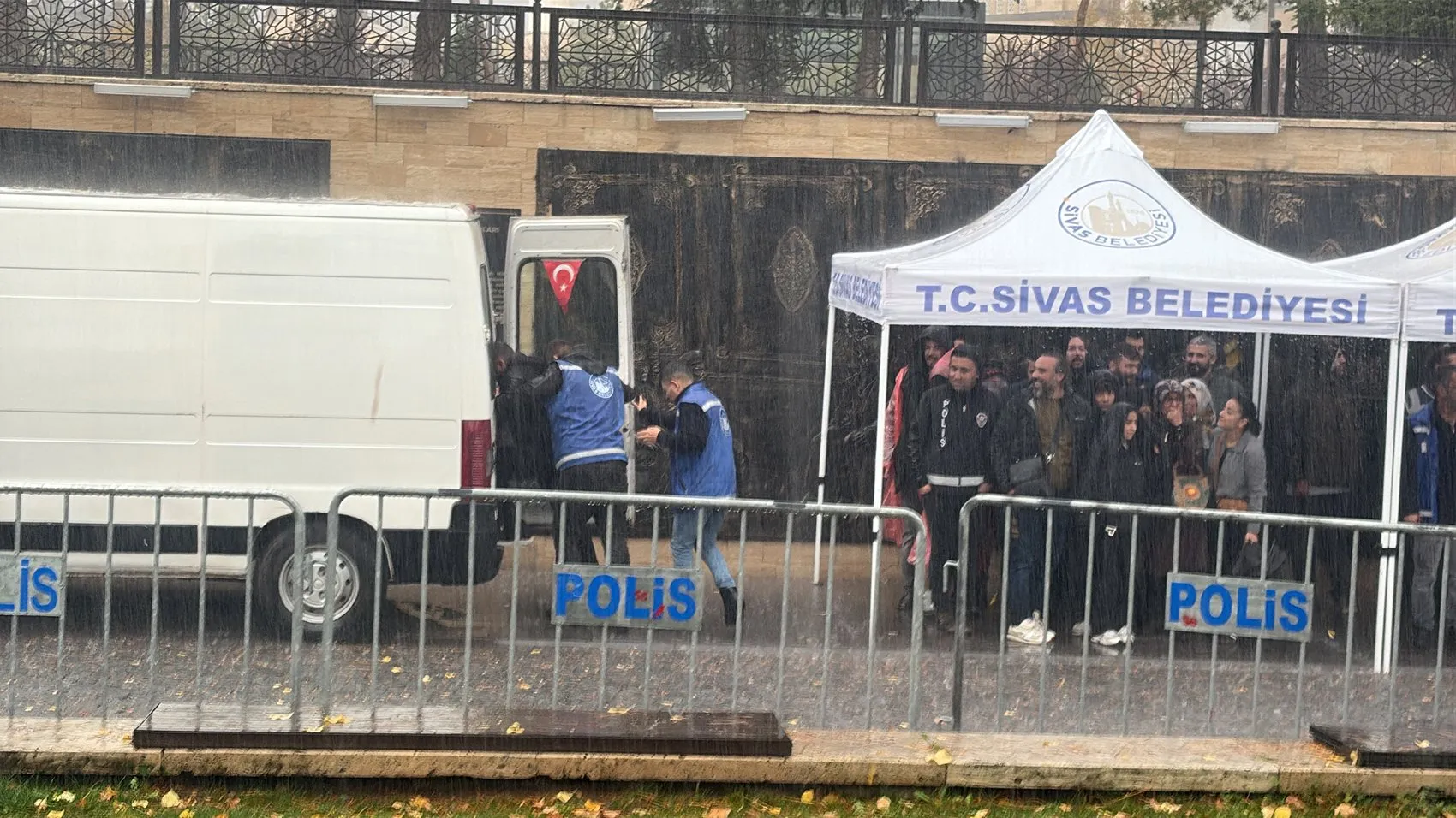 Sivas'ta Cumhuriyet coşkusuna yağmur molası: Protokol zor anlar yaşadı