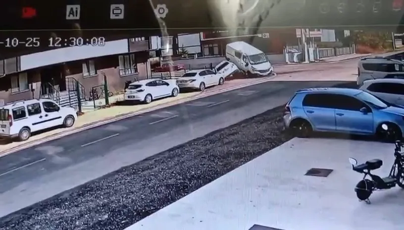 Düzce'de korku dolu anlar: Kavşaktaki çarpışma park halindeki aracı devirdi
