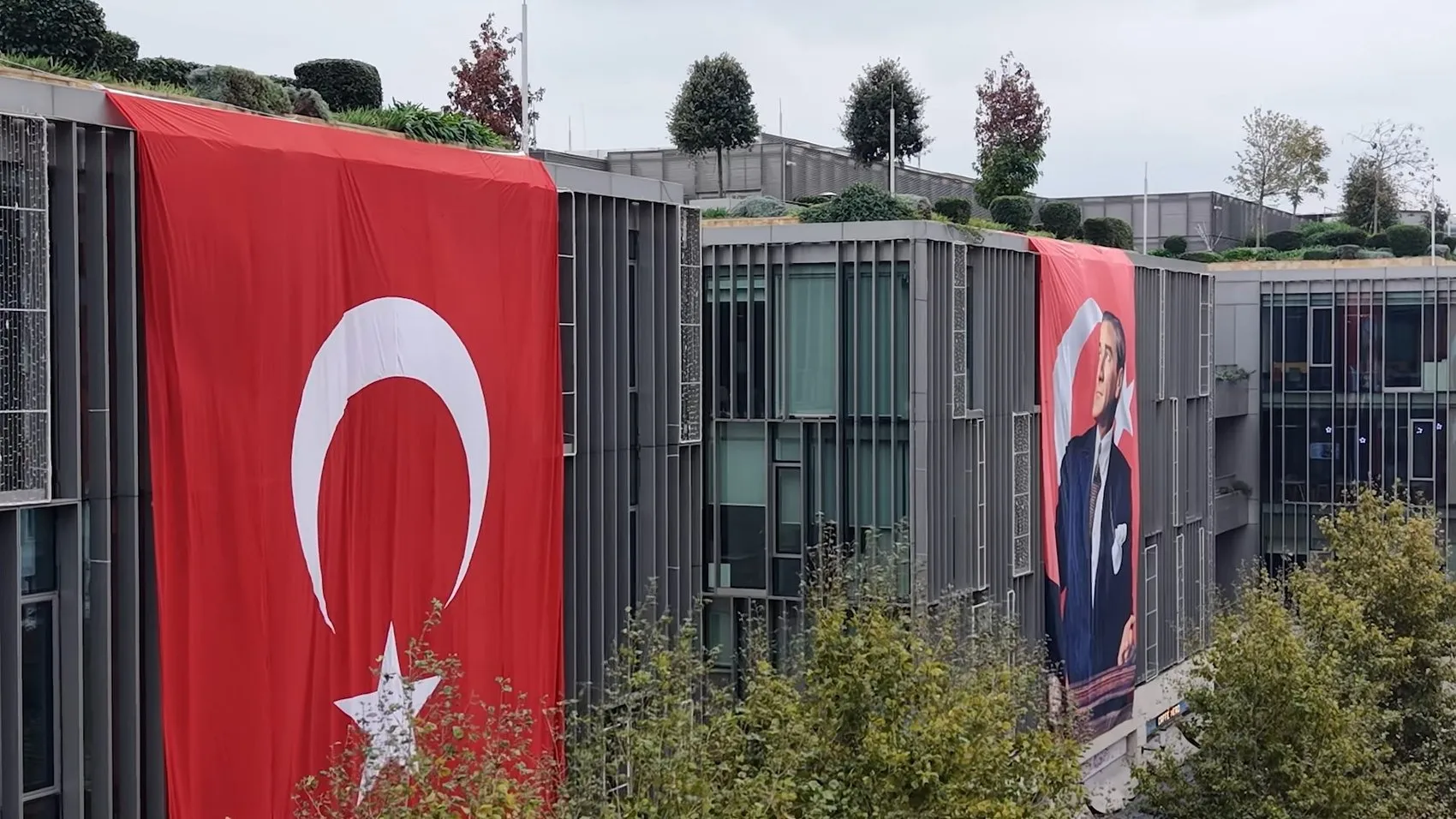 İstanbul'un kalbinde Cumhuriyet coşkusu: Gökyüzünden yansıyan kırmızı beyaz manzara