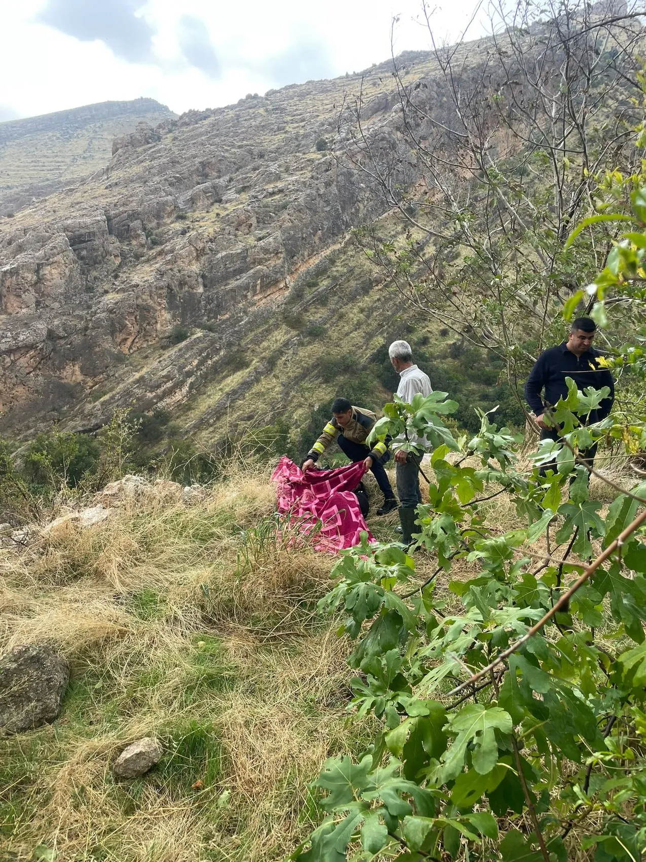 Kızıltepe'de korkunç kaza: Otomobil 30 metrelik uçuruma çakıldı