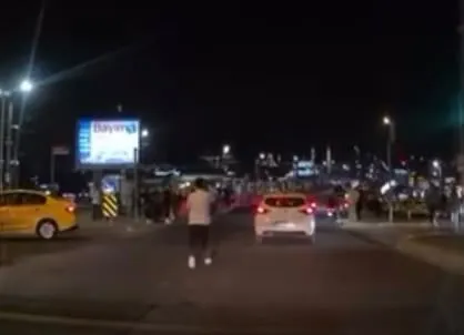Eminönü'nde korku dolu anlar: Çarptığı yayayı arkasına bile bakmadan bırakıp kaçtı