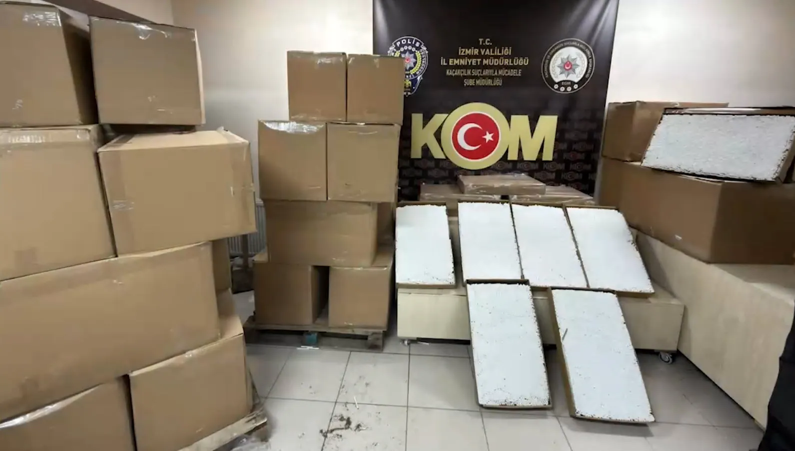 Bornova sokaklarında şüpheli minibüs: Milyonluk kaçak tütün operasyonu