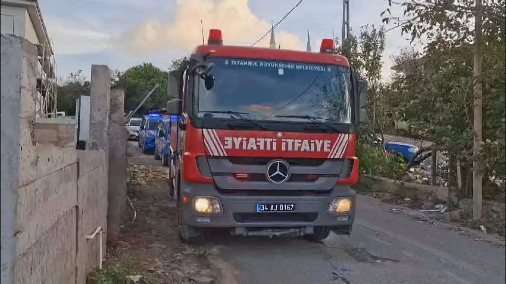 Çekmeköy'deki inşaatta korku dolu anlar: Toprak altında kalan işçiyi itfaiye kurtardı