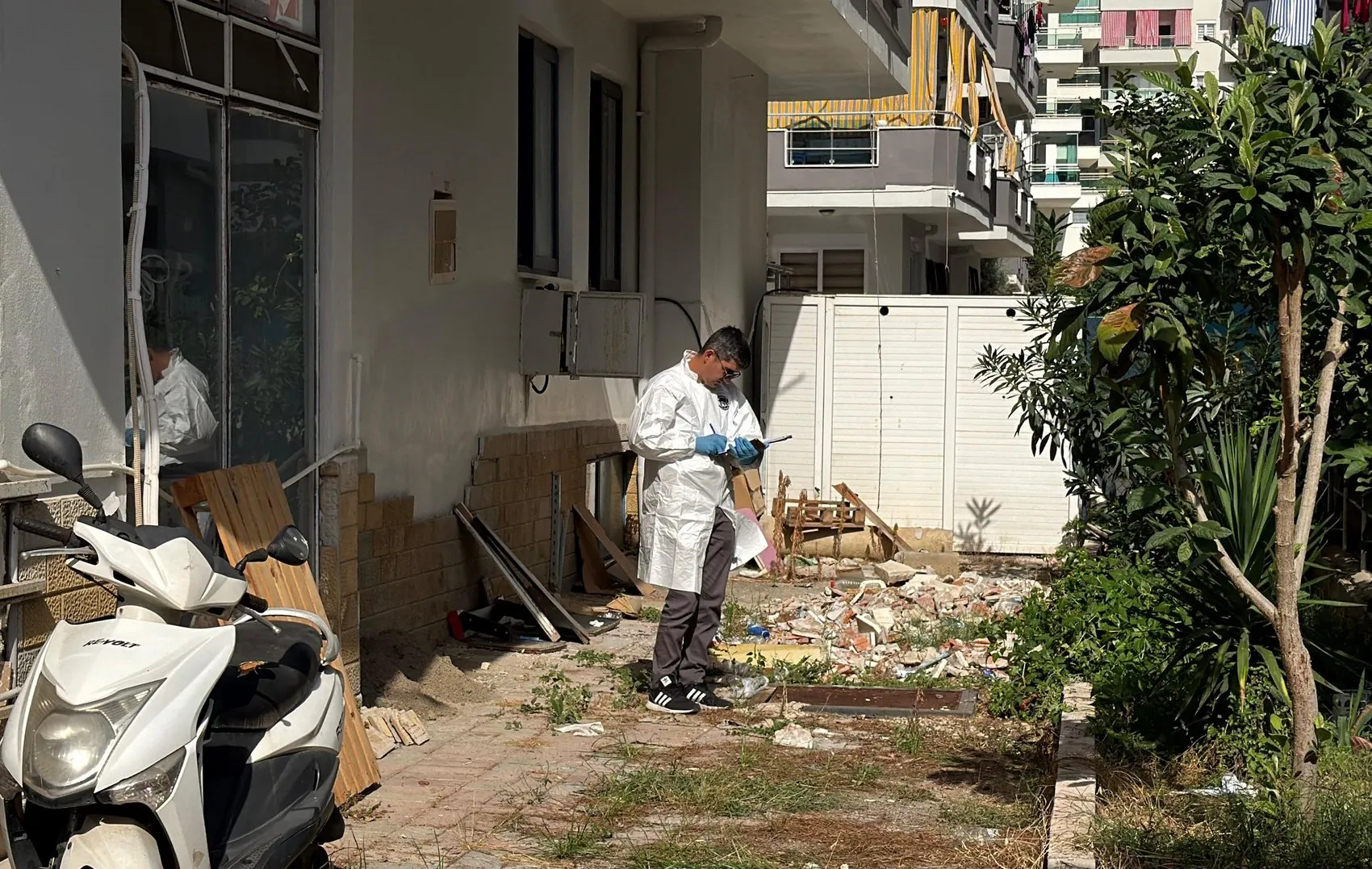 Alanya'da kan donduran aile dramı: Balkondan attığı kardeşinin ardından tetiği çekti