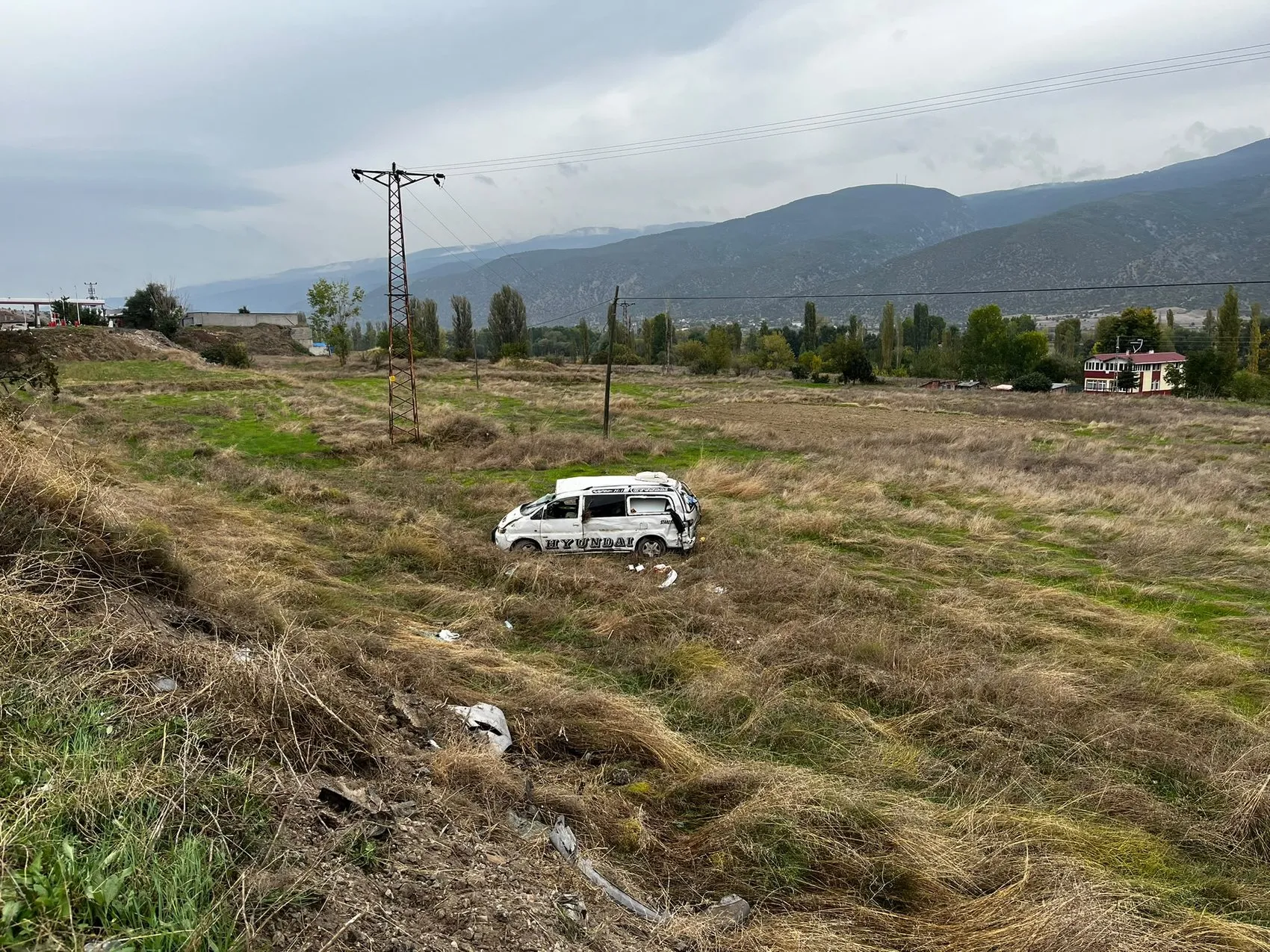 Tosya yolunda dehşet anları: Minibüs taklalar atarak şarampole uçtu