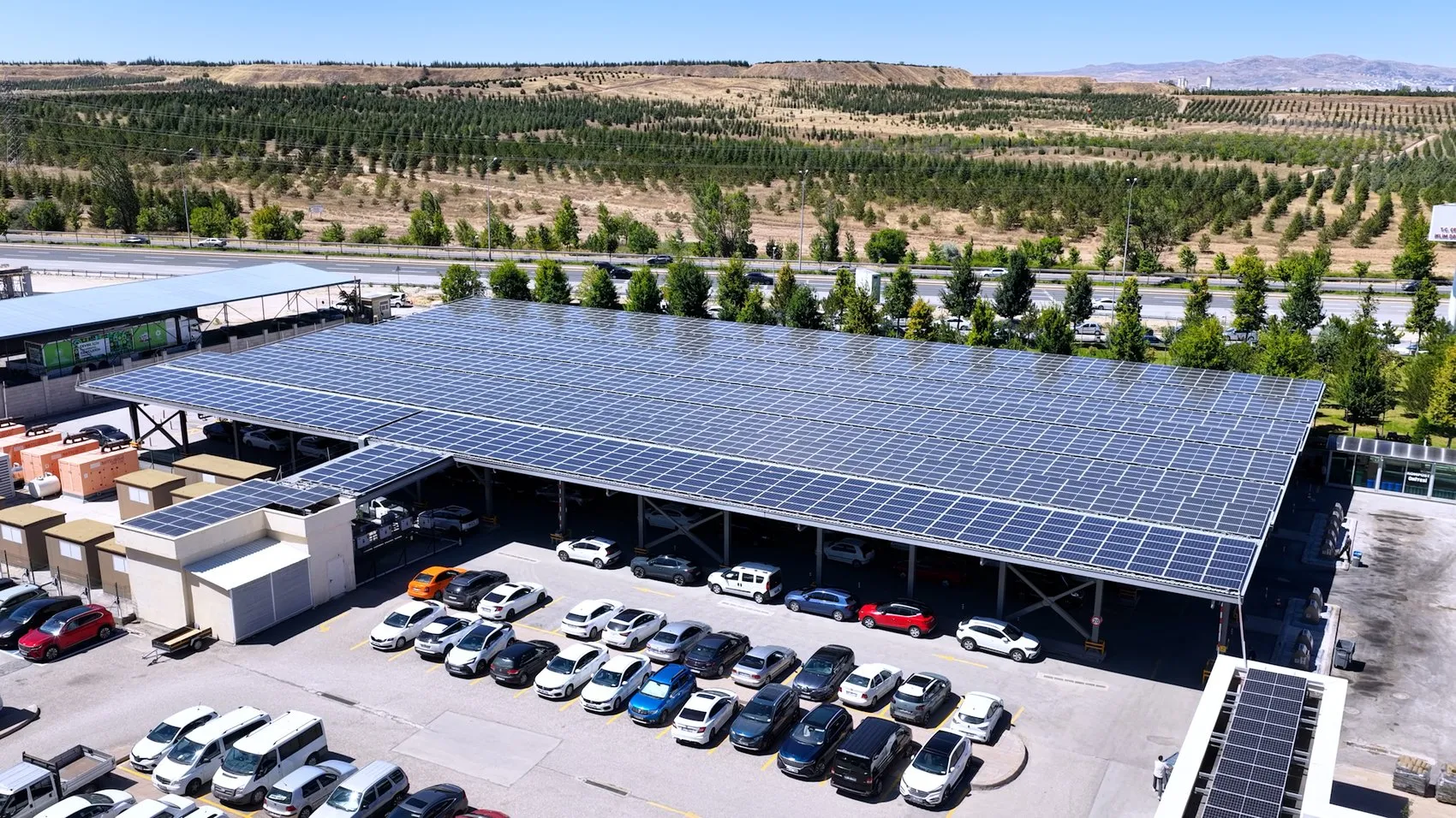 Bakanlıkta güneş devrimi: Ankara'daki yerleşke artık kendi elektriğini üretiyor