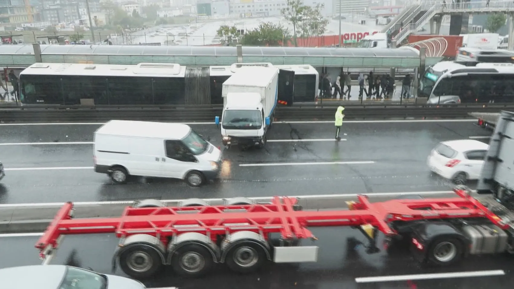 Haramidere hattında yağmur kazayı beraberinde getirdi: Metrobüs yolu kilitlendi