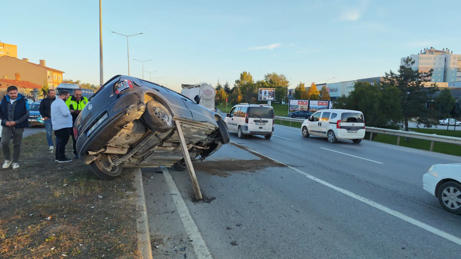 Eskişehir-Ankara yolunda korkunç kaza: Otomobil hurdaya döndü