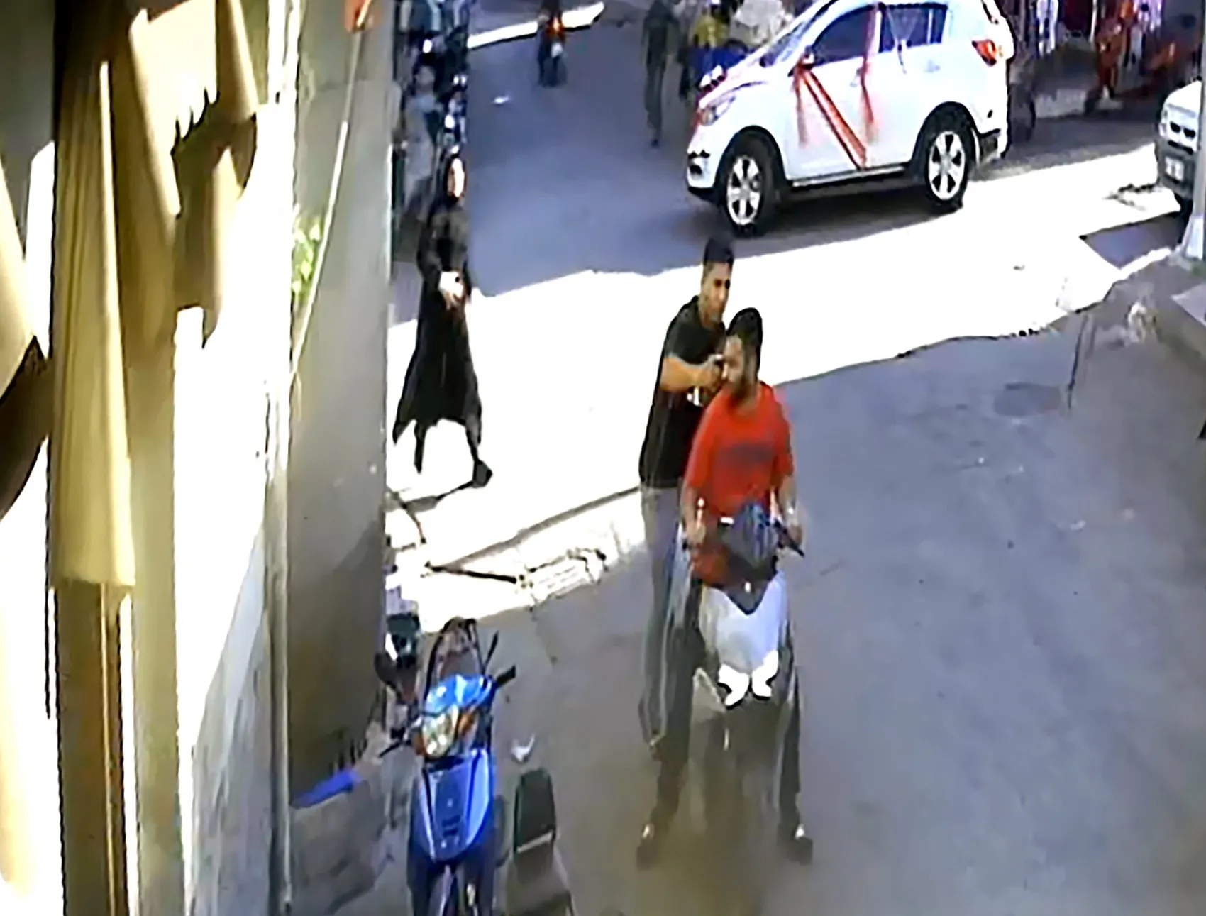 Adana'da gündüz vakti cüretkar gasp: Çantasını kaptırmamak için saniyelerle yarıştı