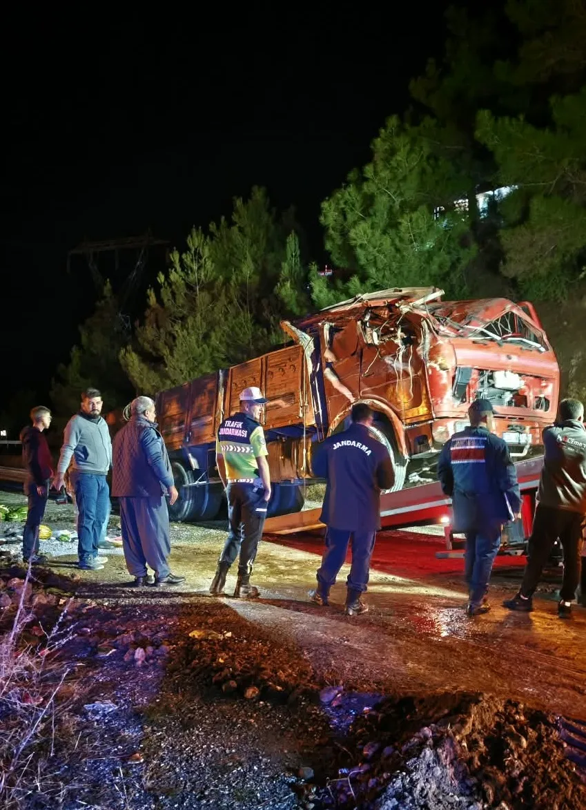 Tarsus'ta korkutan kaza: Devrilen kamyondan saçılan karpuzlar yayaları yaraladı