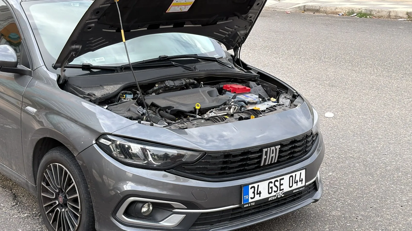 İtfaiyenin pes ettiği noktada vatandaşlar devreye girdi: Otomobilin kaputuna gizlenen davetsiz misafir