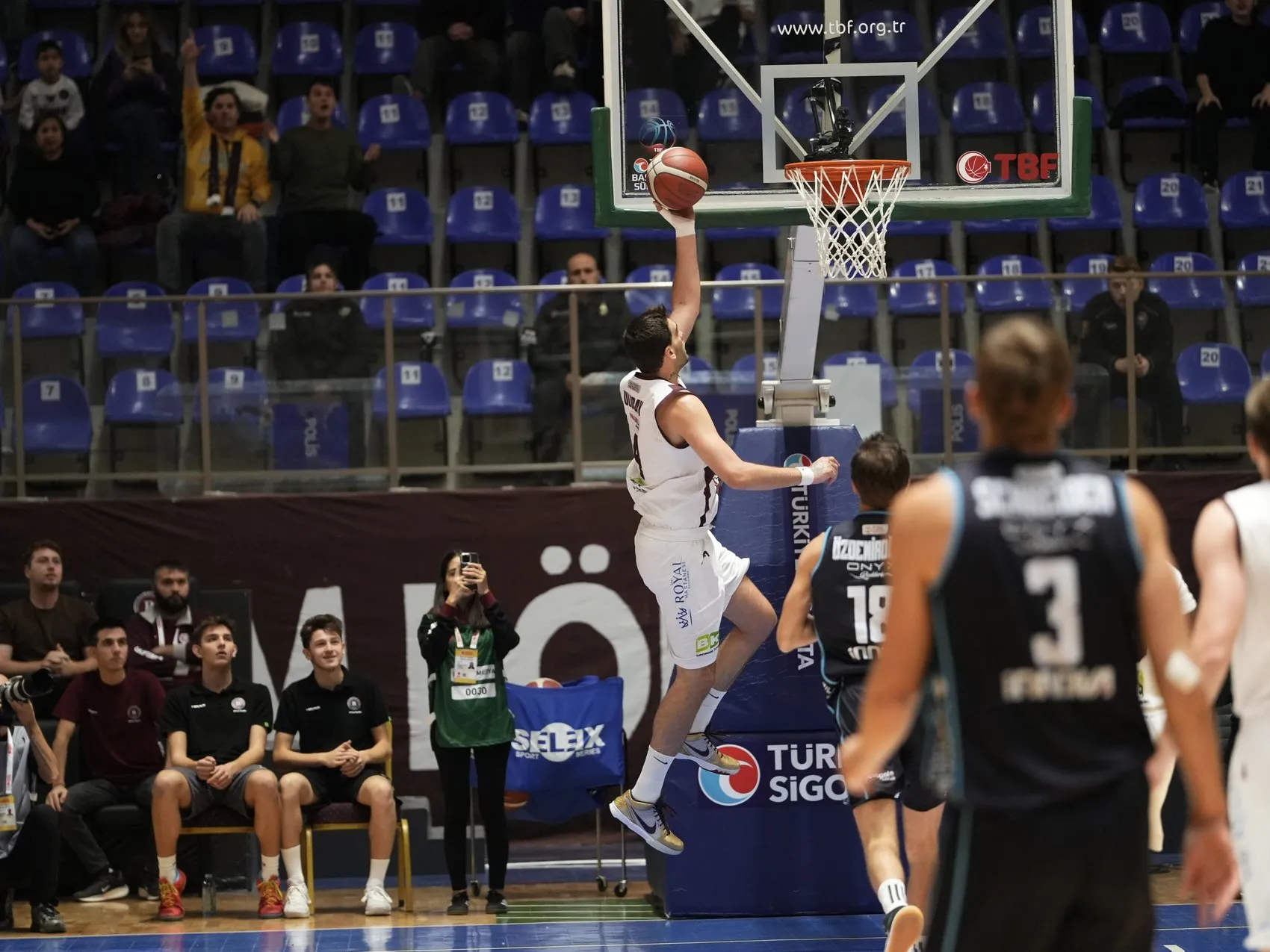 Bandırma'da Basketbol Şöleni: Ev Sahibi Rakibine Geçit Vermedi