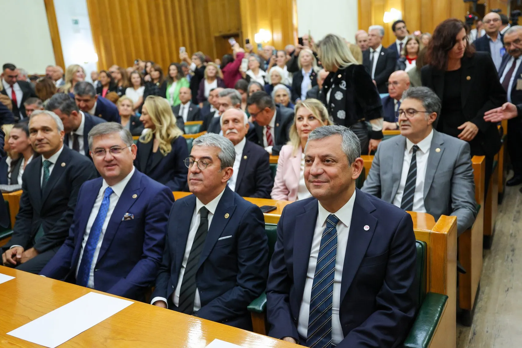 Özgür Özel'den sert çıkış: Partisini satanlara kapımız kapalı, onlar haindir