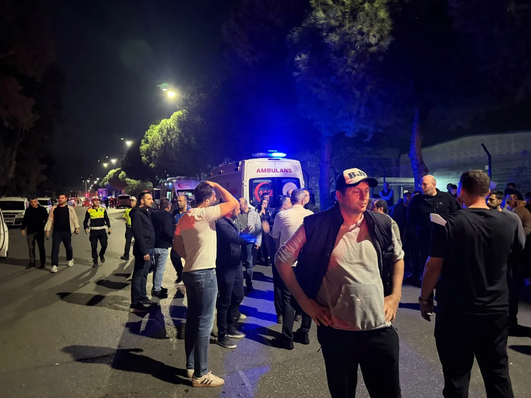 Manisa'daki dev fabrikada korku dolu anlar: Alevler asit tanklarına ulaşmadan durduruldu