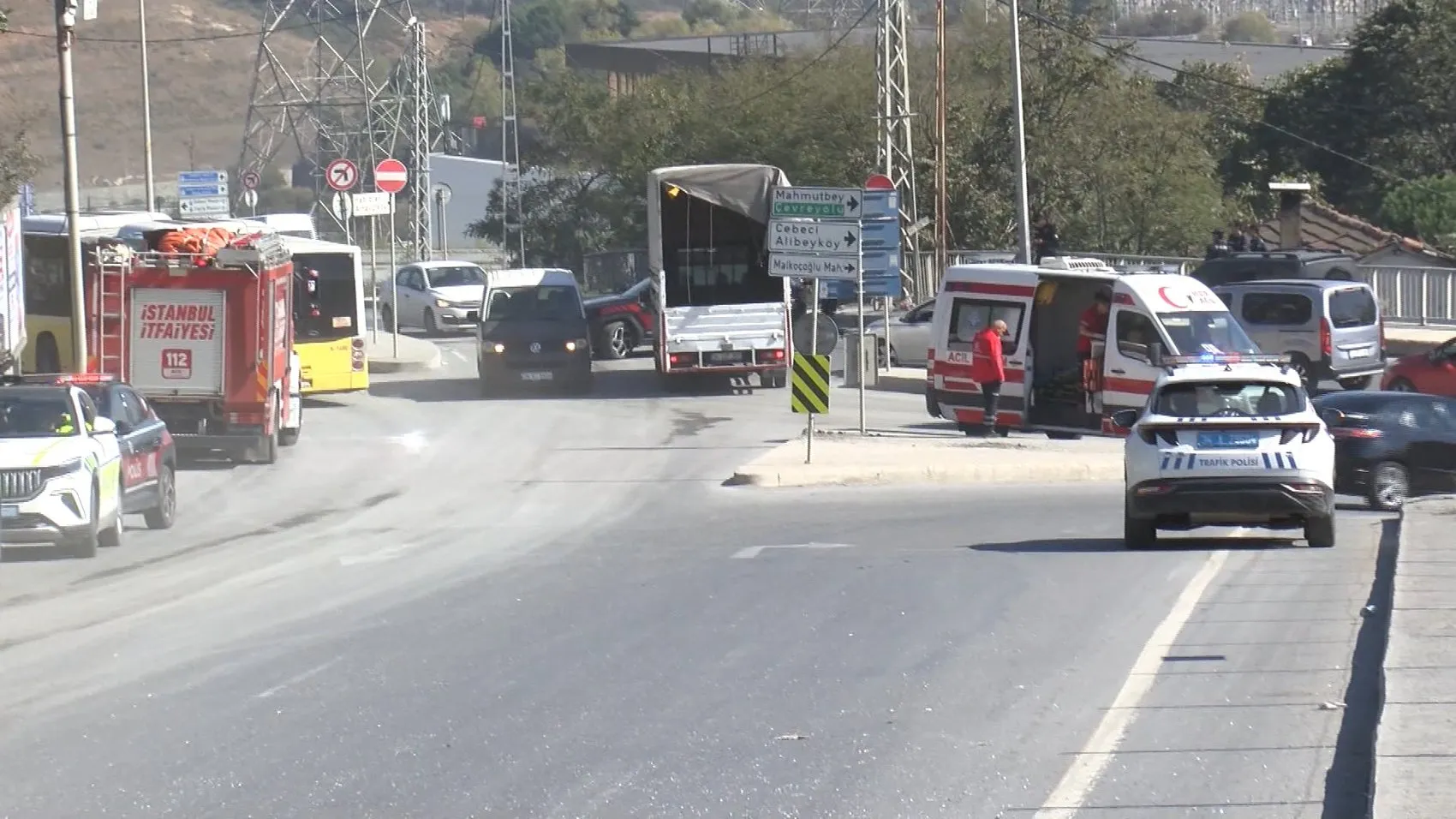 Sultangazi'de dehşet anları: Yokuş aşağı kontrolden çıkan İETT otobüsü duvara çarptı