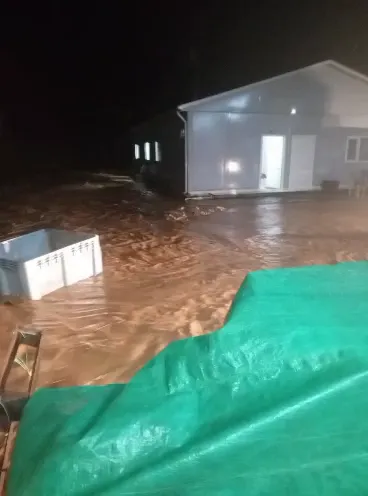 Kocaeli'de gece yarısı kabusu: Yollar göle döndü, sürücüler zor anlar yaşadı
