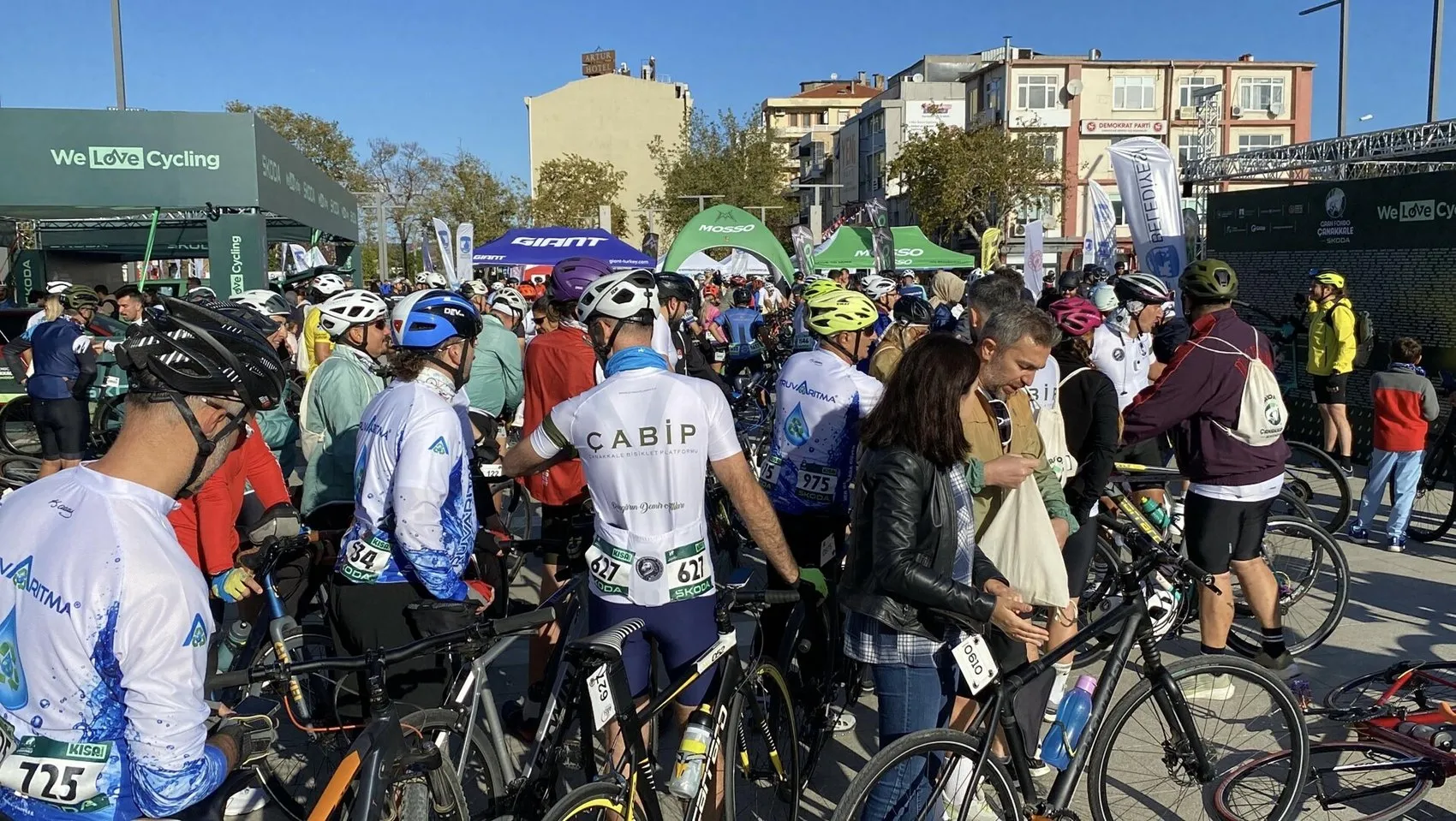 Tarihi yarımadada dev pedal şöleni: 13 ülkeden yüzlerce sporcu Çanakkale'de buluştu