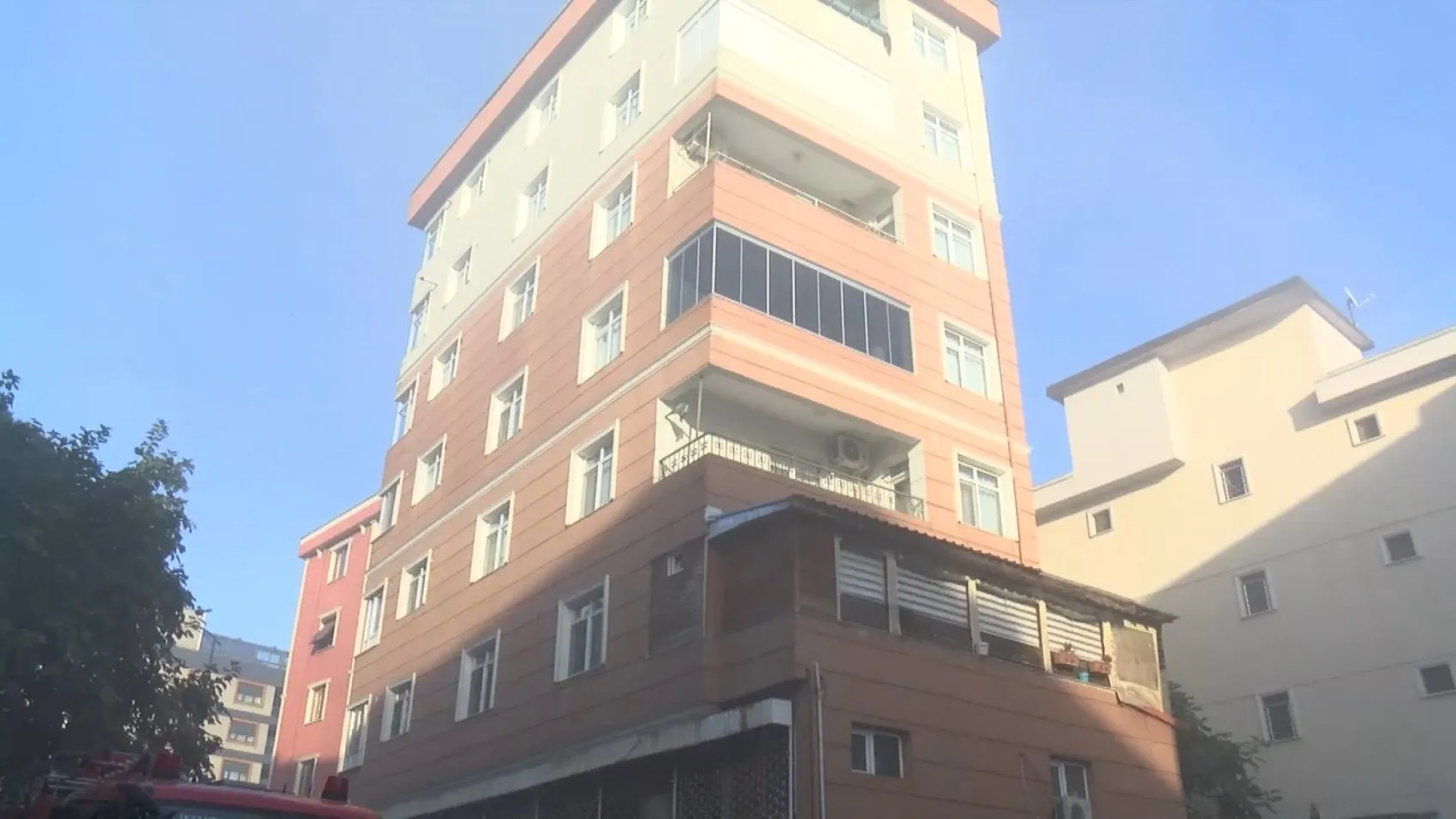Maltepe'de korkutan çöküş: Çevredeki binalar için acil tahliye kararı