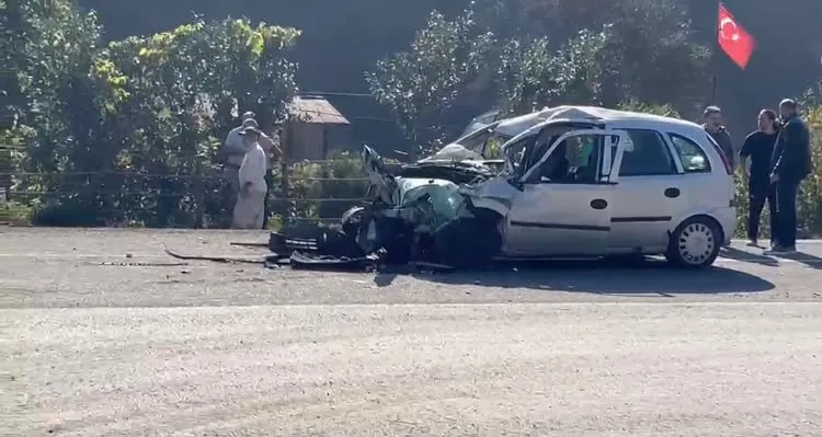 Ünye'de korkunç kaza: Hafriyat kamyonuna çarpan sürücü yaşam mücadelesi veriyor