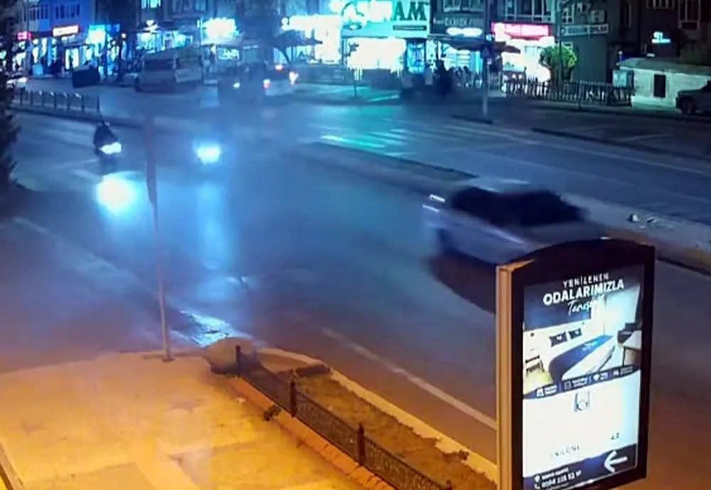 Edirne'de geceyi aydınlatan kaza: İki motosiklet yaya geçidinde çarpıştı
