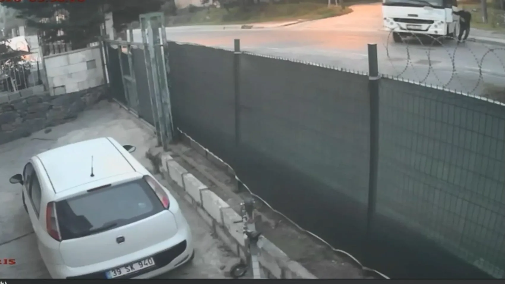 Arnavutköy'de korku dolu anlar: Kontrolden çıkan servis midibüsü bahçeye daldı