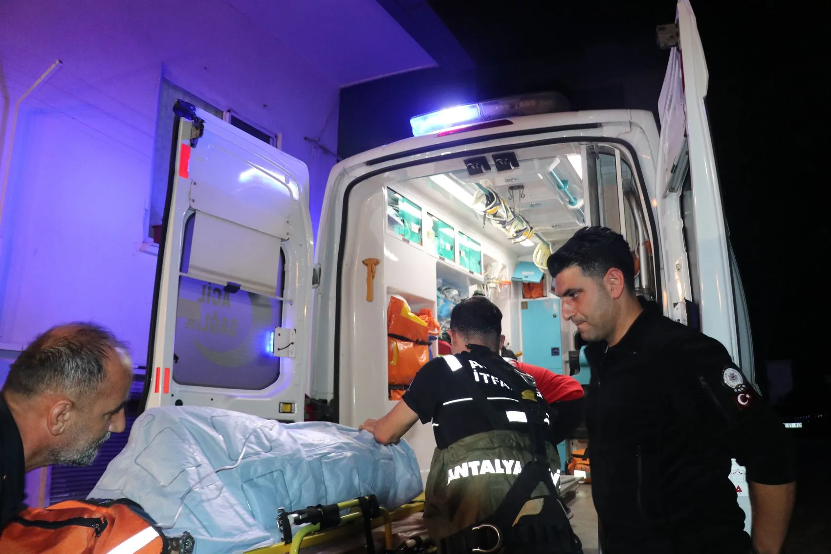 Antalya'da korku dolu anlar: Köprüden düşen şahıs için iki saatlik nefes kesen operasyon