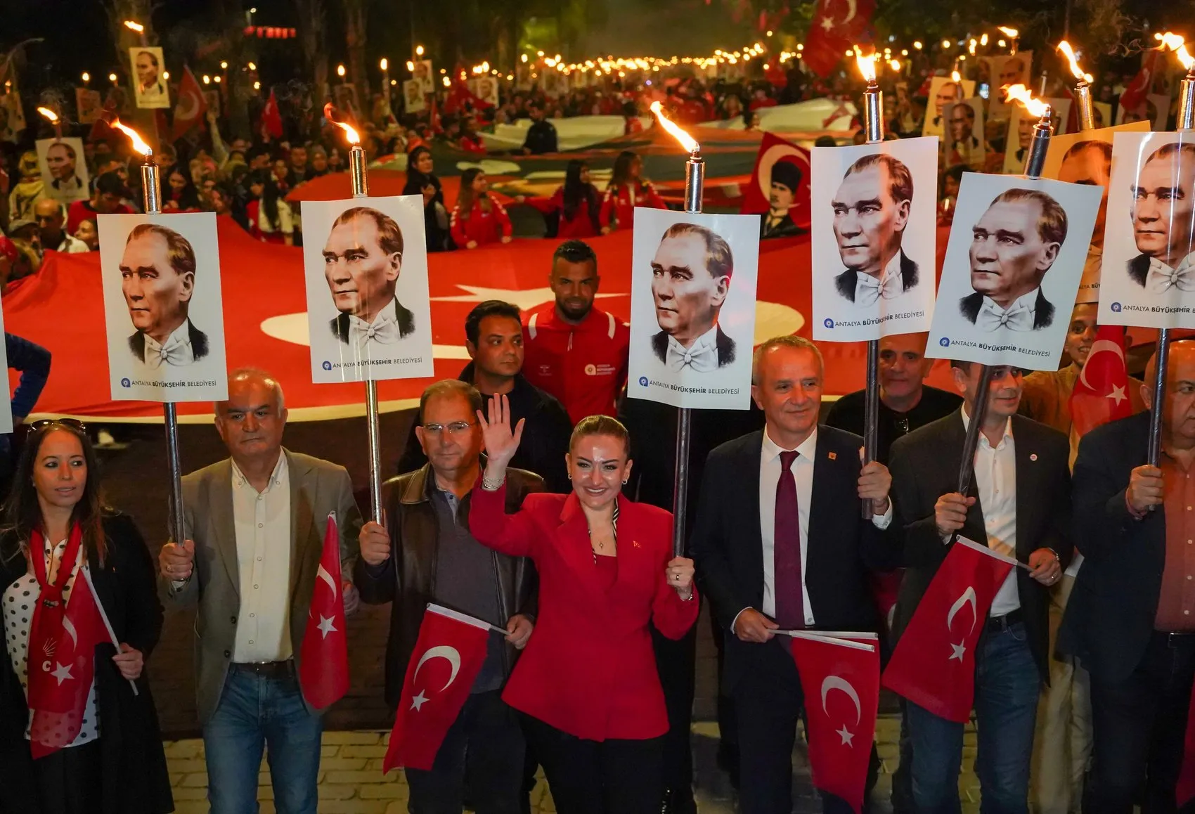 Antalya sokakları Cumhuriyet ışığıyla aydınlandı: Ertelenen coşku zirveye ulaştı